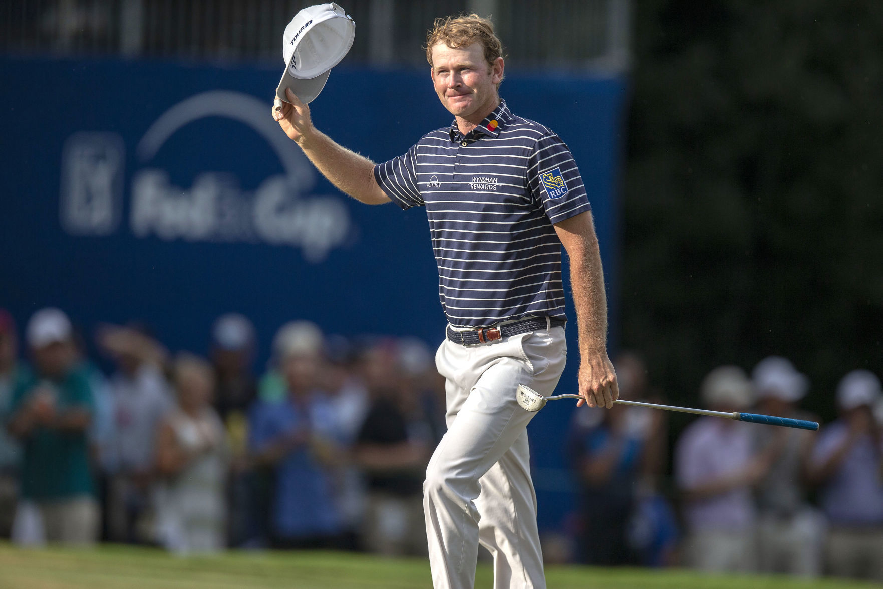 20180819g_spt_wyndham_fourth_Snedeker_tips_hat